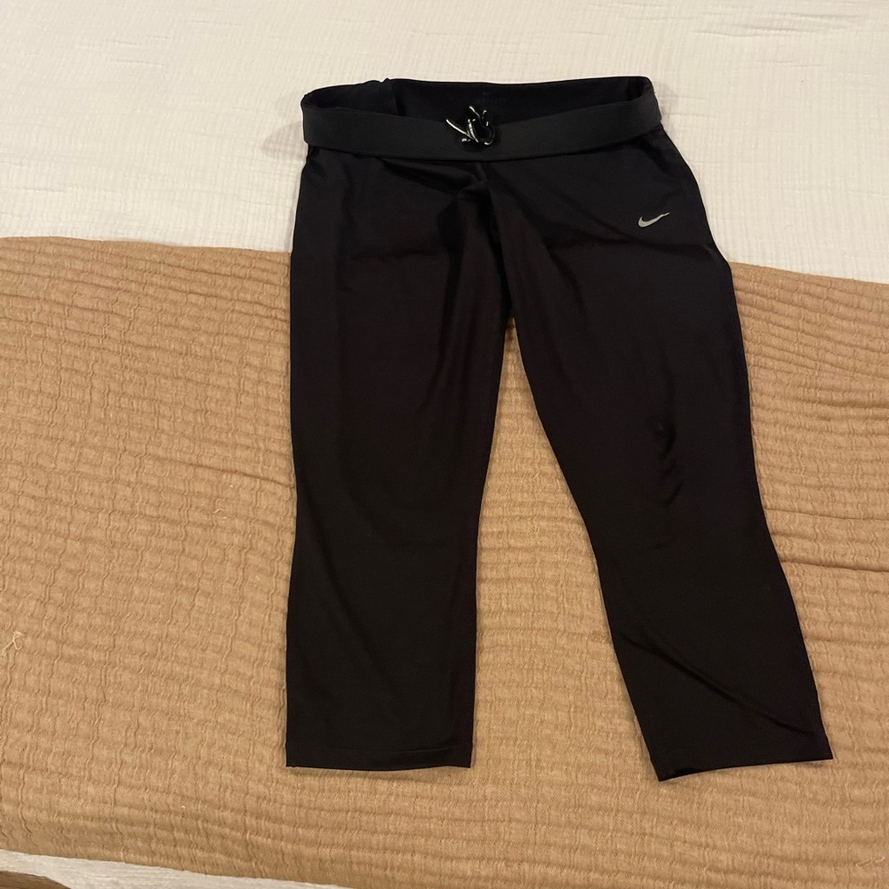Nike Black women's Capri athletic Leggings